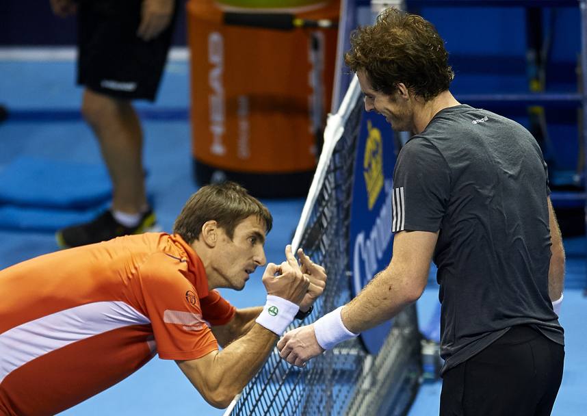 Lo spagnolo Tommy Robredo reagisce con un gestaccio alla sconfitta contro Andy Murray, ma  solo per ridere (Getty Images)